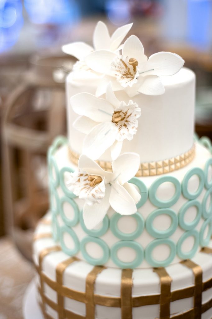 Light and bright cakes for summer weddings