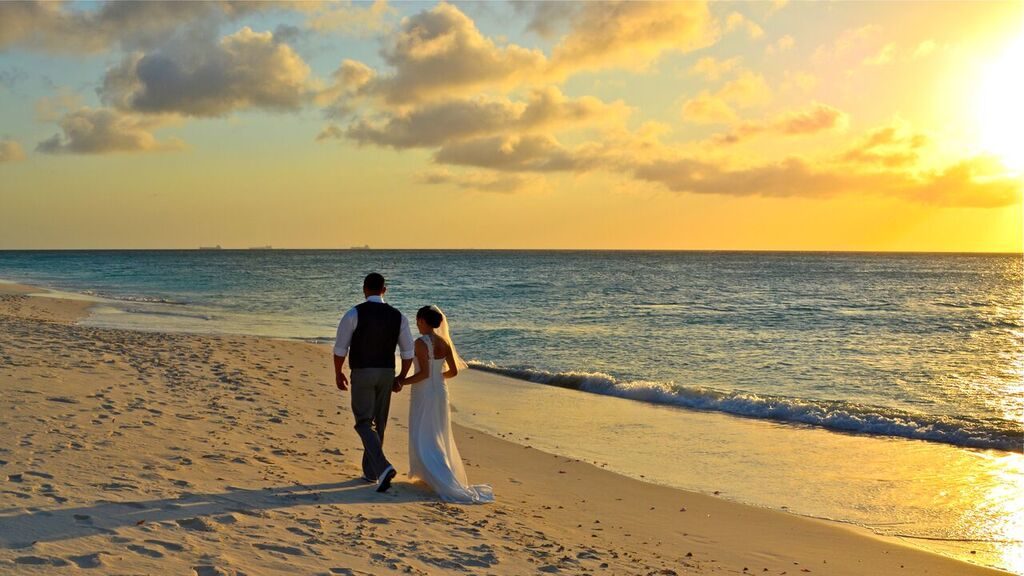 Couples marries in Aruba