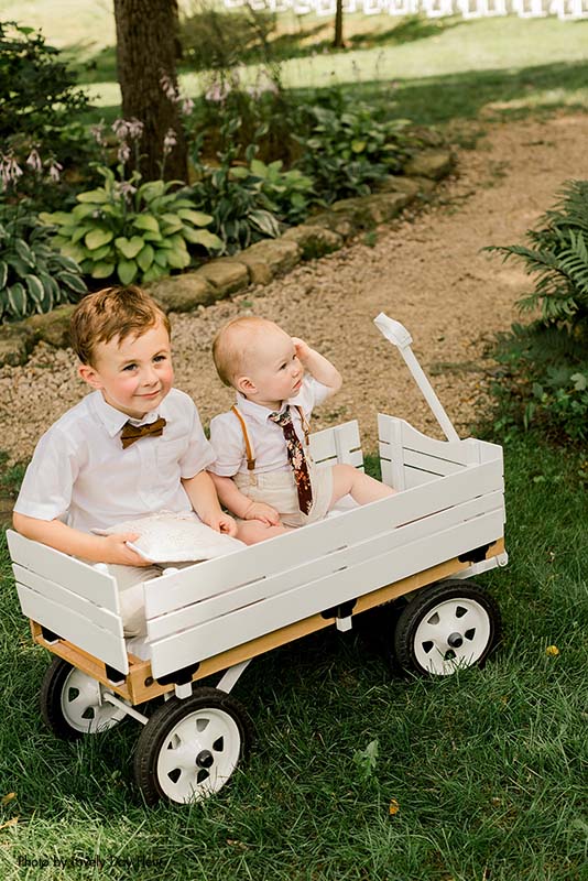 Ring bearers sitting in a wagon before the ceremony