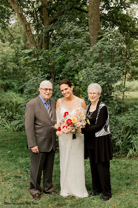 Bride posing with her grandparents before the ceremony