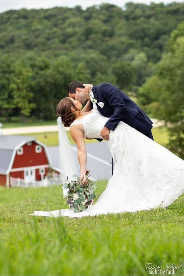 Couple marries at barn venue in Minnesota