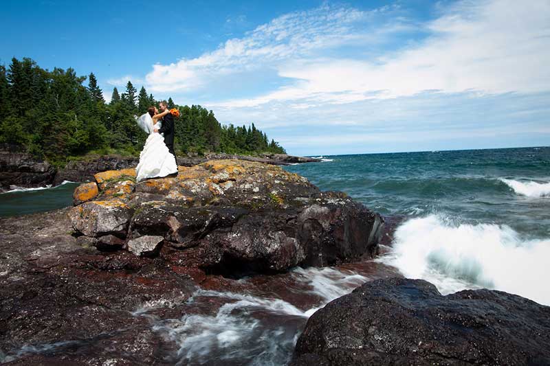 Couple marries at Bluefin Bay Northern Minnesota resort