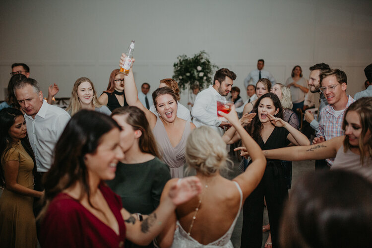 Crowd dances at Minnesota wedding reception