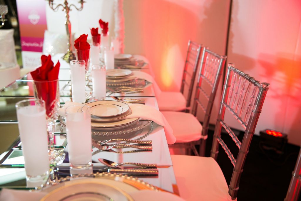 Red and white wedding table decor ideas